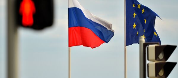 Bandeiras da Rússia e da União Europeia - Sputnik Brasil
