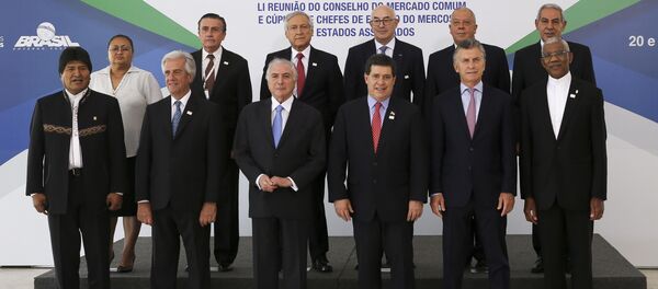 Presidentes do Mercosul e de países convidados posam para a foto oficial em Brasília - Sputnik Brasil