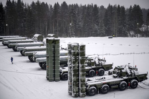 Junto com os sistemas de mísseis Iskander e os sistemas antinavio Bastion, os S-400 constituem a base da estratégia militar russa destinada a proteger suas fronteiras de uma possível agressão por parte da OTAN - Sputnik Brasil