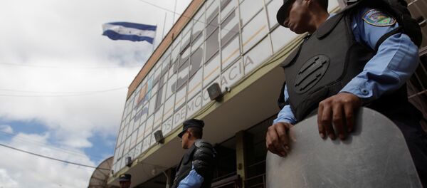 Polícia faz a guarda do Tribunal Superior Eleitoral de Honduras em 30 de novembro. - Sputnik Brasil
