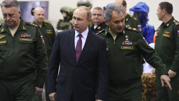 Presidente russo, Vladimir Putin, visita a Academia Militar da Força Estratégica de Mísseis Pyotr Veliky, em 22 de dezembro de 2017, acompanhado pelo ministro da Defesa, Sergei Shoigu - Sputnik Brasil