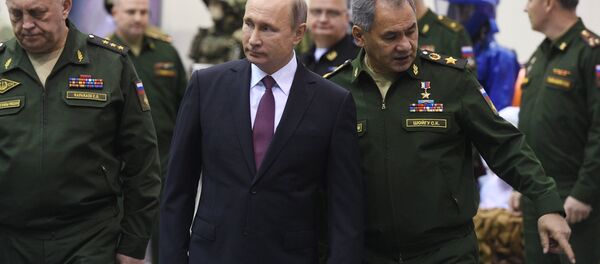 Presidente russo, Vladimir Putin, visita a Academia Militar da Força Estratégica de Mísseis Pyotr Veliky, em 22 de dezembro de 2017, acompanhado pelo ministro da Defesa, Sergei Shoigu - Sputnik Brasil