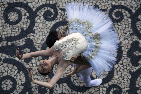 A prima ballerina do Teatro Municipal do Rio de Janeiro, Deborah Ribeiro, dança em frente do edifício durante a manifestação a favor do pagamento de salários e subsídios para os funcionários da esfera de cultura, em 18 de dezembro de 2017 - Sputnik Brasil