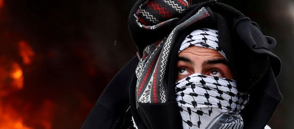 Um manifestante palestino atira uma pedra contra os soldados israelenses na Cisjordânia, em 20 de dezembro de 2017, durante os protestos populares contra a decisão de Donald Trump de reconhecer Jerusalém como a capital de Israel - Sputnik Brasil