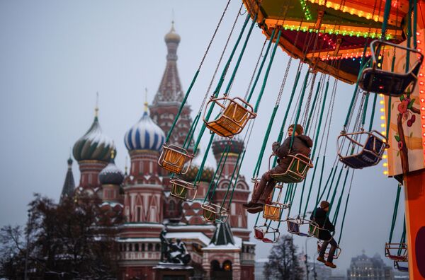 Crianças andam de carrossel na Praça Vermelha, em Moscou, nas vésperas do Ano Novo - Sputnik Brasil