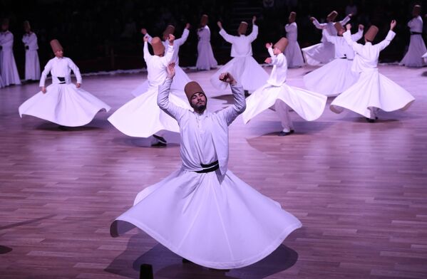 Dervixes (praticantes do islamismo sufista, ou seja, perseguidor do caminho ascético da chamada Tariqah) dançam durante um dos rituais, em 19 de dezembro de 2017, na Turquia - Sputnik Brasil