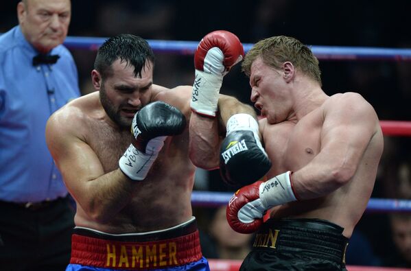 Boxeador romeno Christian Hammer luta contra o russo Aleksandr Povetkin em um combate pelo direito de virar candidato ao título WBA Super na categoria superpesada - Sputnik Brasil