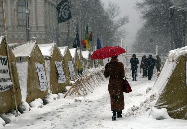 Campo de barracas dos simpatizantes do ex-presidente georgiano e ex-governador da região de Odessa ucraniana, Mikhail Saakashvili, no centro de Kiev, em 18 de dezembro de 2017 - Sputnik Brasil