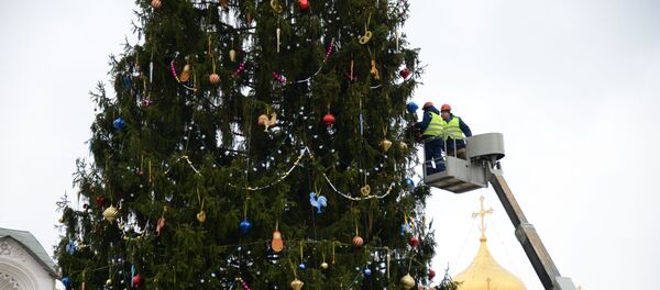 Empregados adornam a principal árvore de Natal no país, na praça das Catedrais, no Kremlin - Sputnik Brasil