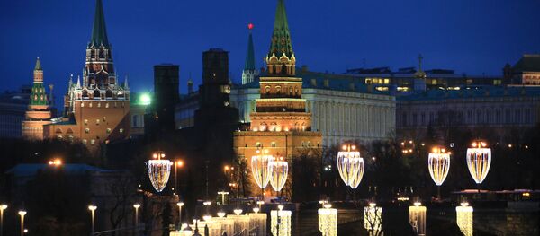 Iluminação natalina na ponte Bolshoi Kamenny, perto do Kremlin, no coração de Moscou - Sputnik Brasil