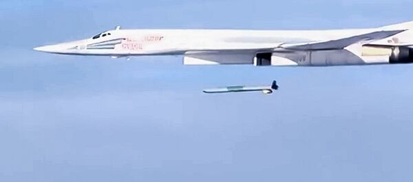 Lançamento de um míssil de cruzeiro Kh-555 desde o bombardeiro estratégico T-160 da Força Aeroespacial da Rússia contra as posicões dos terroristas na Síria (foto de arquivo) Lançamento de um míssil de cruzeiro Kh-555 desde o bombardeiro estratégico T-160 da Força Aeroespacial da Rússia contra as posicões dos terroristas na Síria (foto de arquivo) - Sputnik Brasil