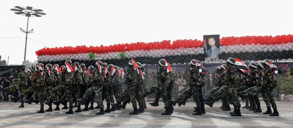Soldados sírios durante o desfile organizado pelo presidente do país, Bashar Assad, que marca o primeiro aniversário da retomada de Aleppo, 21 de dezembro de 2017 - Sputnik Brasil