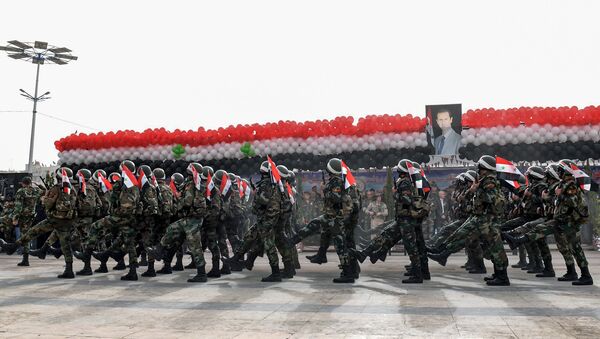 Soldados sírios durante o desfile organizado pelo presidente do país, Bashar Assad, que marca o primeiro aniversário da retomada de Aleppo, 21 de dezembro de 2017 - Sputnik Brasil