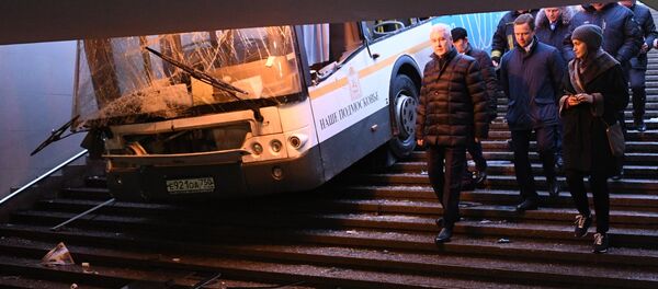 Prefeito de Moscou, Sergei Sobyanin, chegou ao local do acidente, na zona oeste da cidade, onde o ônibus entrou em passagem subterrânea - Sputnik Brasil