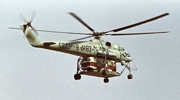 Mi-10 transportando um ônibus - Sputnik Brasil
