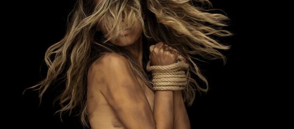 Uma mulher com as mãos amarradas - Sputnik Brasil