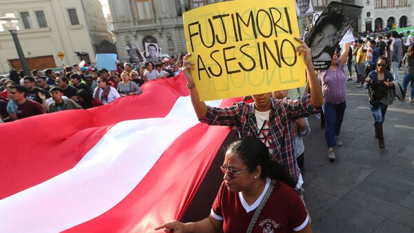 Peruanos foram às ruas para protestar contra o perdão concedido ao ex-presidente Alberto Fujimori - Sputnik Brasil