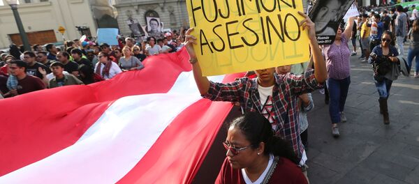 Peruanos foram às ruas para protestar contra o perdão concedido ao ex-presidente Alberto Fujimori - Sputnik Brasil