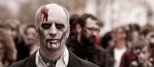 Homem disfarçado de zumbi - Sputnik Brasil