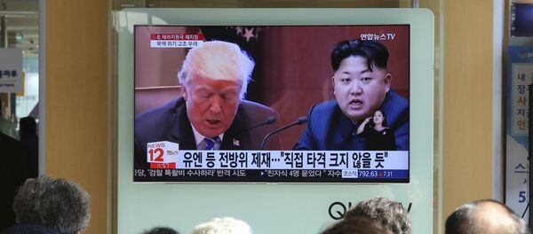 Em uma estação de trem na capital da Coreia do Sul, Seul, pessoas assistem TV com imagens de Donald Trump, presidente dos Estados Unidos, à esquerda, e Kim Jong-un, líder da Coreia do Norte, à direita. (Terça-feira, 21 de novembro de 2017) - Sputnik Brasil