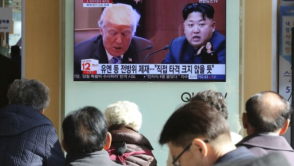 Em uma estação de trem na capital da Coreia do Sul, Seul, pessoas assistem TV com imagens de Donald Trump, presidente dos Estados Unidos, à esquerda, e Kim Jong-un, líder da Coreia do Norte, à direita. (Terça-feira, 21 de novembro de 2017) - Sputnik Brasil