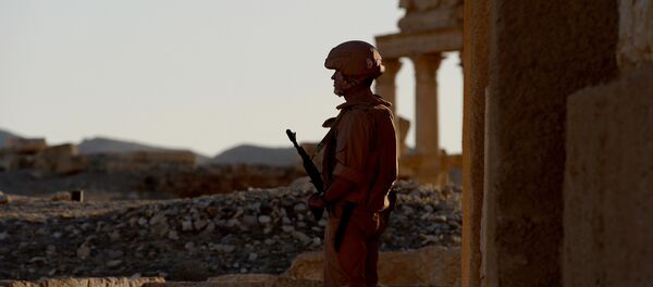 Soldado russo patrulha cidade antiga de Palmira (foto de arquivo) - Sputnik Brasil