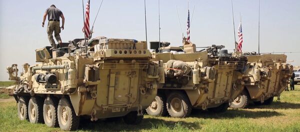 Soldado norte-americano em cima de um veículo blindado na Síria - Sputnik Brasil