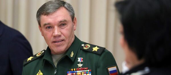 O chefe do Estado-Maior General das  Forças Armadas da Rússia, general Valery Gerasimov é visto em 16 de maio durante uma reunião do Ministério da Defesa com o presidente Vladimir Putin - Sputnik Brasil