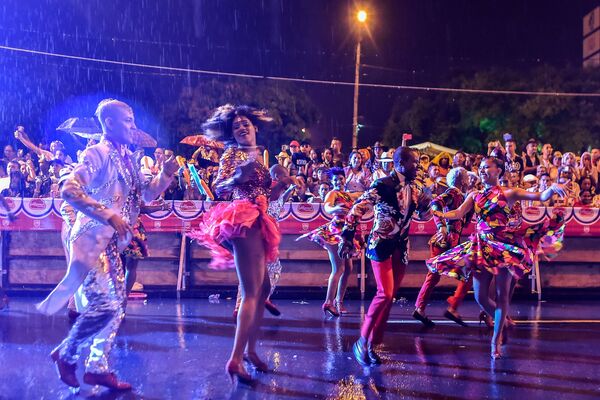 O grandioso desfile de dançarinos de salsa aconteceu na noite da segunda (25), na cidade de Cali - Sputnik Brasil