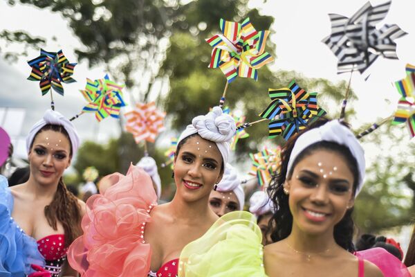Dançarinas de salsa durante o 60º festival de salsa Salsódromo, na cidade de Cali - Sputnik Brasil