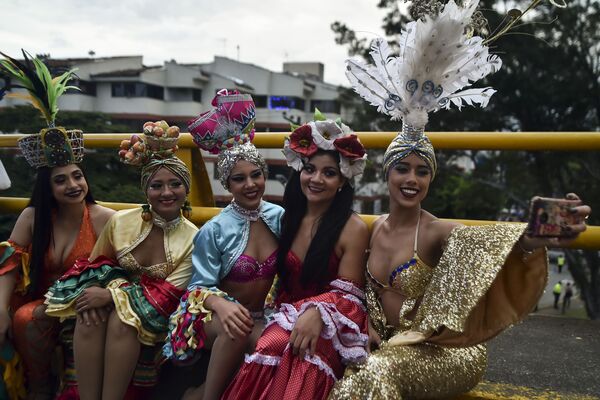Dançarinas de salsa durante o 60º festival de salsa Salsódromo, na cidade de Cali - Sputnik Brasil