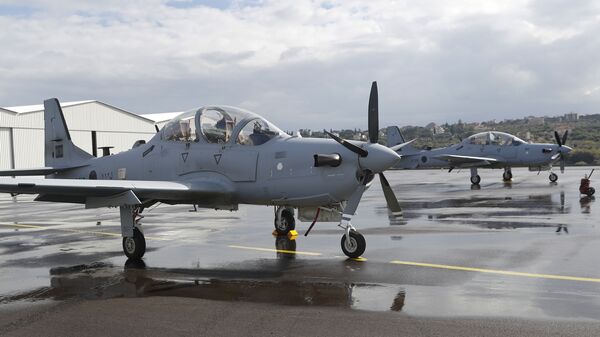 Dois A-29 Super Tucano na base aérea de Hamat, norte do Líbano, terça-feira, 31 de outubro de 2017 (AP Photo/Hussein Malla) - Sputnik Brasil