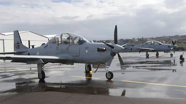 Dois A-29 Super Tucano na base aérea de Hamat, norte do Líbano, terça-feira, 31 de outubro de 2017 (AP Photo/Hussein Malla) - Sputnik Brasil