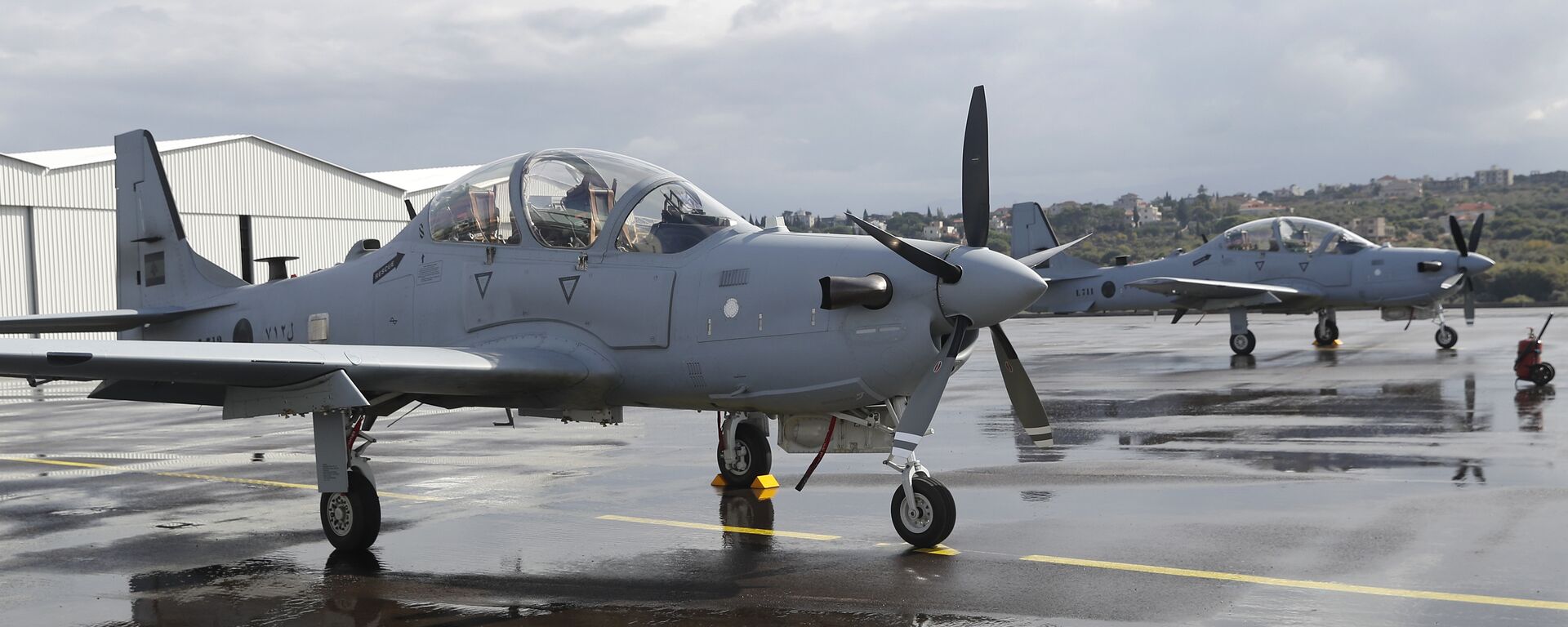 Duas aeronaves do modelo A-29 Super Tucano na base aérea de Hamat. Líbano, 31 de outubro de 2017 - Sputnik Brasil, 1920, 18.06.2025