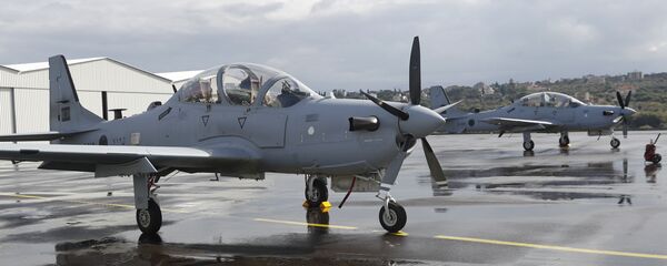 Dois A-29 Super Tucano na base aérea de Hamat, norte do Líbano, terça-feira, 31 de outubro de 2017 (AP Photo/Hussein Malla) - Sputnik Brasil