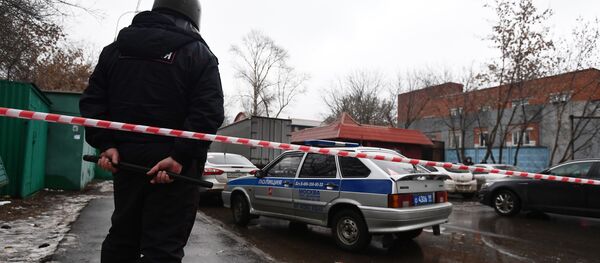 Cordão policial na rua Ilovaiskaya, em Moscou, perto da fábrica de doces onde um homem abriu fogo nesta quarta-feira, 27 de dezembro de 2017 - Sputnik Brasil