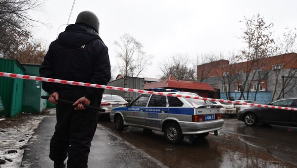 Cordão policial na rua Ilovaiskaya, em Moscou, perto da fábrica de doces onde um homem abriu fogo nesta quarta-feira, 27 de dezembro de 2017 - Sputnik Brasil