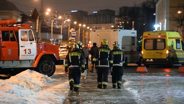 Agentes do Ministério para Situações de Emergência perto do supermercado em São Petersburgo que foi atingido por explosão, 27 de dezembro de 2017 - Sputnik Brasil