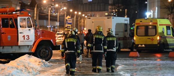 Agentes do Ministério para Situações de Emergência perto do supermercado em São Petersburgo que foi atingido por explosão, 27 de dezembro de 2017 - Sputnik Brasil