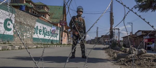 An Indian paramilitary soldier stands guard during a curfew in Srinagar, Indian controlled Kashmir, Friday, June 9, 2017 - Sputnik Brasil