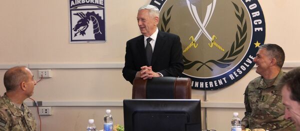 James Mattis, secretário de defesa dos EUA, se encontra com as lideranças da coalizão liderada pelos Estados Unidos, em Bagdá, Iraque. 20 de fevereiro de 2017. - Sputnik Brasil