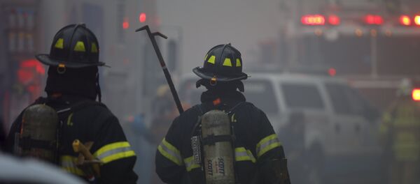 New York City Fire Department firefighters walk towards the site of a residential apartment building collapse and fire in New York City's East Village neighborhood - Sputnik Brasil