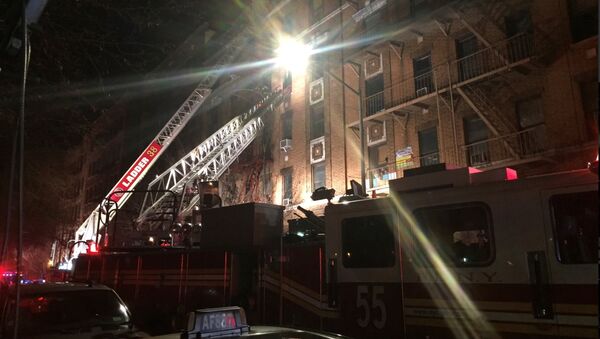 New York Fire Department ladder trucks deploy at a building fire in the Bronx borough of New York City - Sputnik Brasil