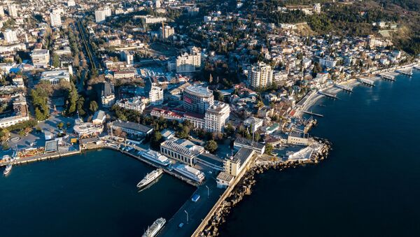 Vista aérea da cidade turística de Yalta, na Crimeia - Sputnik Brasil