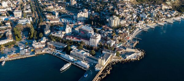Vista aérea da cidade turística de Yalta, na Crimeia - Sputnik Brasil