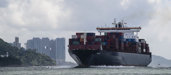 Cargueiro navega em direção ao porto de Victoria, em Hong Kong (foto de arquivo) - Sputnik Brasil