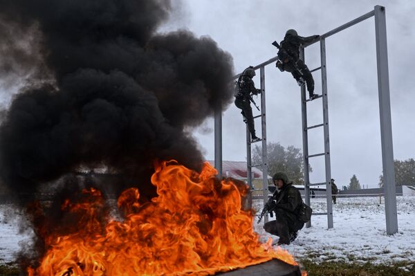 Soldados durante prova para receber boina vermelha - Sputnik Brasil