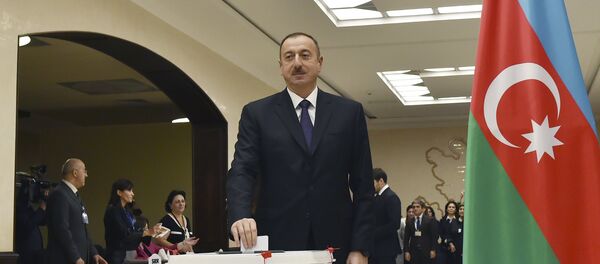 Presidente Azerbaijão, Aliyev vota durante eleições parlamentares de seu país. - Sputnik Brasil