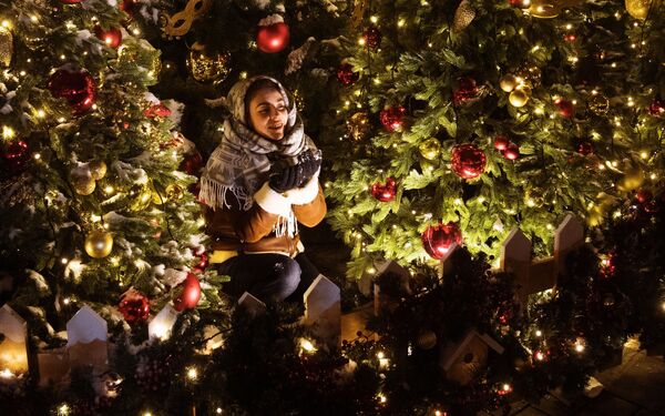 Menina em meio de decorações natalinas na capital russa, Moscou - Sputnik Brasil