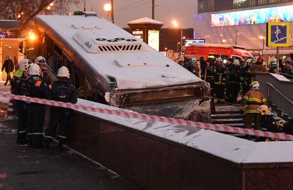 Retirada do ônibus que matou 5 pessoas ao entrar em uma passagem subterrânea em Moscou, Rússia - Sputnik Brasil